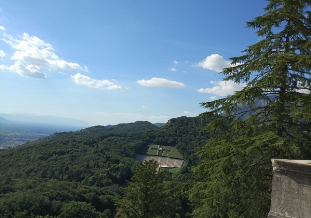 Widok na cmentarz polski na zboczu Monte Cassino